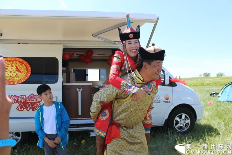 7月末，继举办了三届大型房车自驾游后，上汽大通迎来了第四届房车活动。图为：“新郎”接“新娘 ”