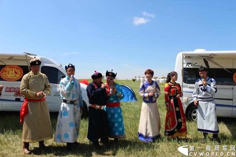 7月末，继举办了三届大型房车自驾游后，上汽大通迎来了第四届房车活动。图为：“新郎”接“新娘 ”