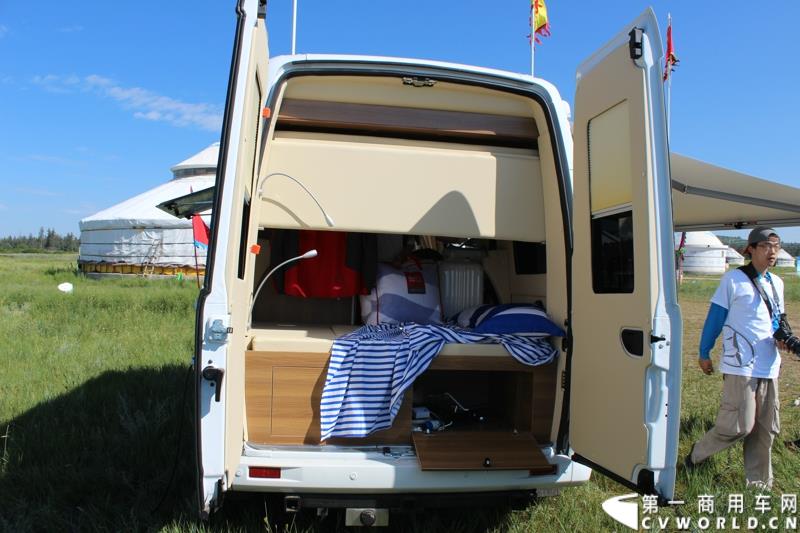 7月末，继举办了三届大型房车自驾游后，上汽大通迎来了第四届房车活动。图为：上汽大通房车外观及内饰