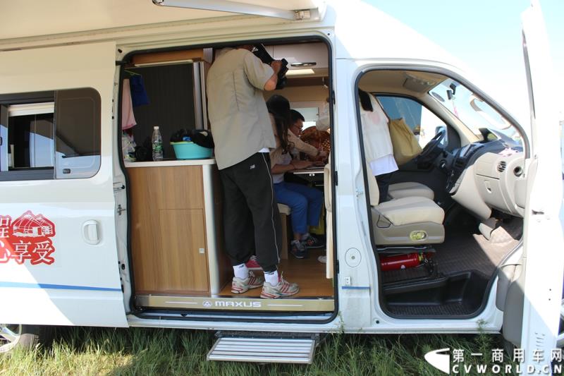 7月末，继举办了三届大型房车自驾游后，上汽大通迎来了第四届房车活动。图为：上汽大通房车外观及内饰