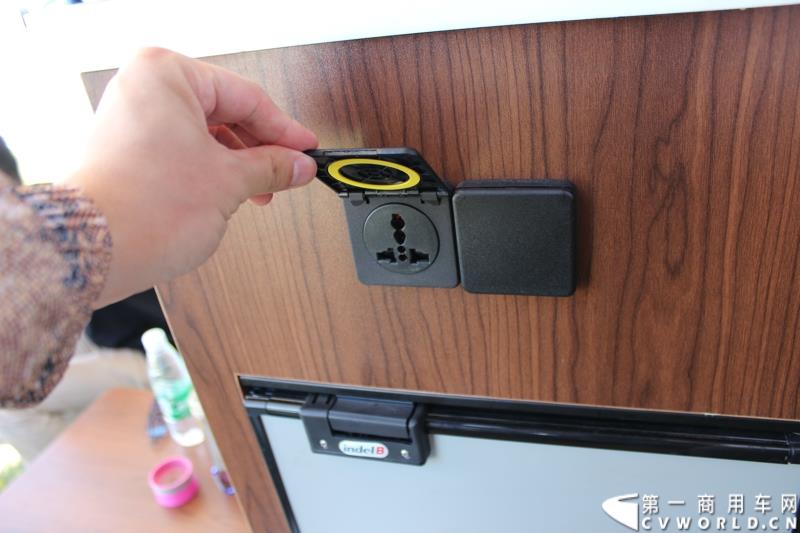 7月末，继举办了三届大型房车自驾游后，上汽大通迎来了第四届房车活动。图为：上汽大通房车外观及内饰