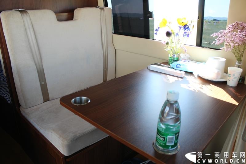 7月末，继举办了三届大型房车自驾游后，上汽大通迎来了第四届房车活动。图为：上汽大通房车外观及内饰