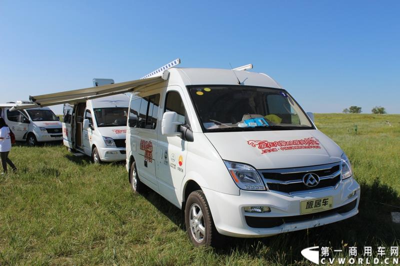 7月末，继举办了三届大型房车自驾游后，上汽大通迎来了第四届房车活动。图为：上汽大通房车外观及内饰
