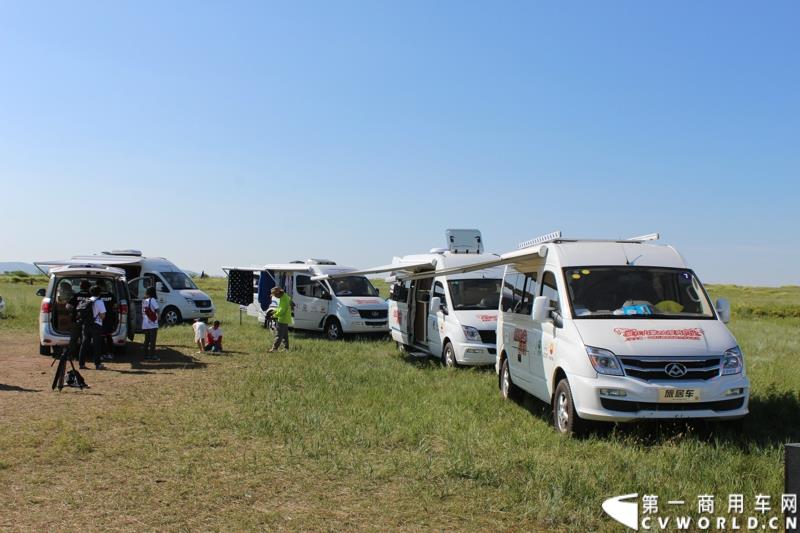7月末，继举办了三届大型房车自驾游后，上汽大通迎来了第四届房车活动。图为：上汽大通房车外观及内饰