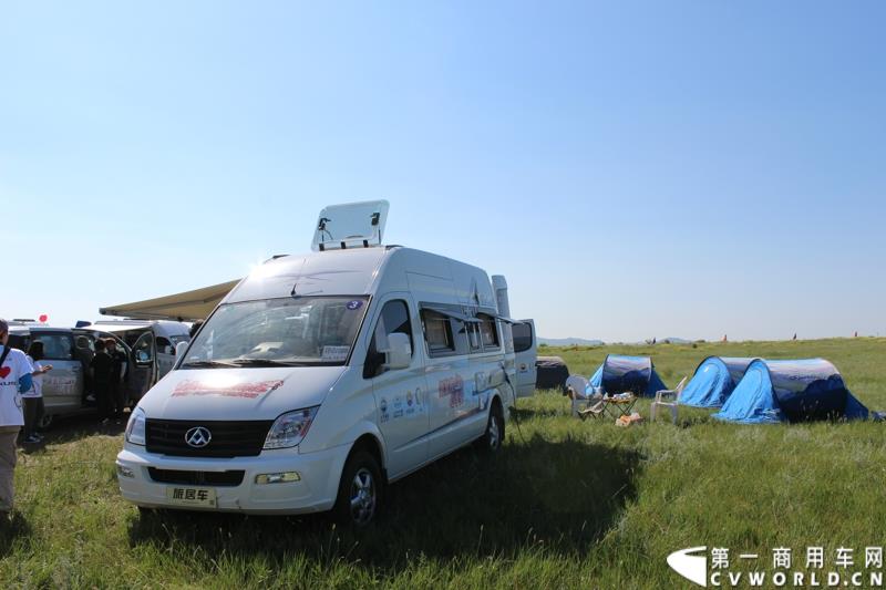 7月末，继举办了三届大型房车自驾游后，上汽大通迎来了第四届房车活动。图为：上汽大通房车外观及内饰