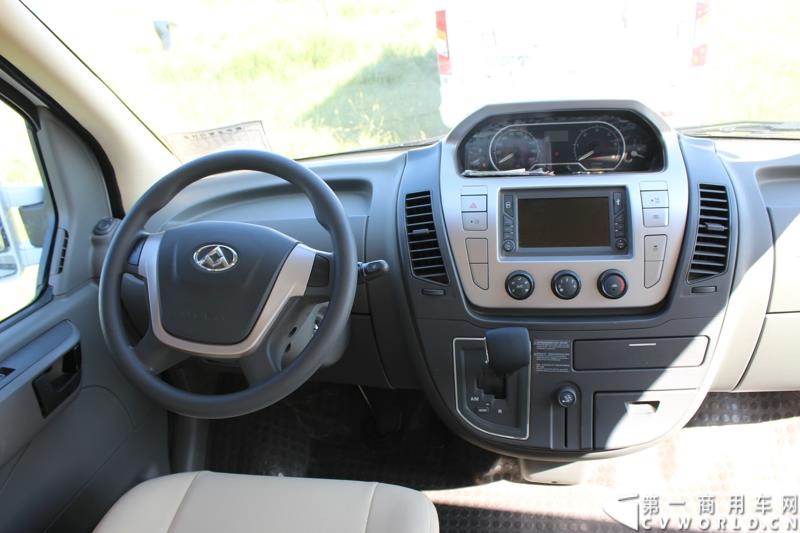 7月末，继举办了三届大型房车自驾游后，上汽大通迎来了第四届房车活动。图为：上汽大通房车外观及内饰