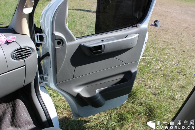 7月末，继举办了三届大型房车自驾游后，上汽大通迎来了第四届房车活动。图为：上汽大通房车外观及内饰