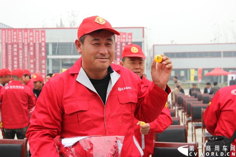  7月23日，“出彩天龙哥，中国好司机”东风天龙卡车驾驶员大赛总决赛在东风商用车有限公司总部湖北十堰举行，在全国各地比赛中进入总决赛的27名天龙哥将进行最后角逐。东风天龙卡车驾驶员大赛的举办，不仅为天龙哥们搭建了展示职业风采的平台，还为长期奔波的驾驶员们提供了一个与家人短暂相聚的机会。图为：比赛抽签