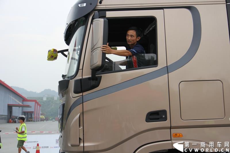  7月23日，“出彩天龙哥，中国好司机”东风天龙卡车驾驶员大赛总决赛在东风商用车有限公司总部湖北十堰举行，在全国各地比赛中进入总决赛的27名天龙哥将进行最后角逐。东风天龙卡车驾驶员大赛的举办，不仅为天龙哥们搭建了展示职业风采的平台，还为长期奔波的驾驶员们提供了一个与家人短暂相聚的机会。图为：比赛开始前选手在做准备