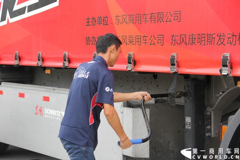  7月23日，“出彩天龙哥，中国好司机”东风天龙卡车驾驶员大赛总决赛在东风商用车有限公司总部湖北十堰举行，在全国各地比赛中进入总决赛的27名天龙哥将进行最后角逐。东风天龙卡车驾驶员大赛的举办，不仅为天龙哥们搭建了展示职业风采的平台，还为长期奔波的驾驶员们提供了一个与家人短暂相聚的机会。图为：比赛现场