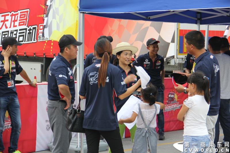 7月23日，“出彩天龙哥，中国好司机”东风天龙卡车驾驶员大赛总决赛在东风商用车有限公司总部湖北十堰举行，在全国各地比赛中进入总决赛的27名天龙哥将进行最后角逐。东风天龙卡车驾驶员大赛的举办，不仅为天龙哥们搭建了展示职业风采的平台，还为长期奔波的驾驶员们提供了一个与家人短暂相聚的机会。图为：比赛现场观战的家属们