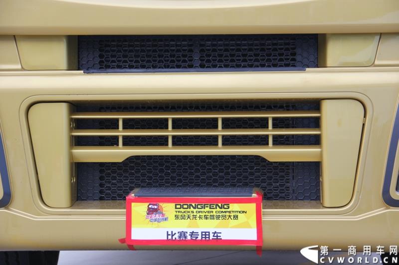  7月23日，“出彩天龙哥，中国好司机”东风天龙卡车驾驶员大赛总决赛在东风商用车有限公司总部湖北十堰举行，在全国各地比赛中进入总决赛的27名天龙哥将进行最后角逐。东风天龙卡车驾驶员大赛的举办，不仅为天龙哥们搭建了展示职业风采的平台，还为长期奔波的驾驶员们提供了一个与家人短暂相聚的机会。图为：比赛用车