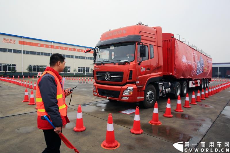  7月23日，“出彩天龙哥，中国好司机”东风天龙卡车驾驶员大赛总决赛在东风商用车有限公司总部湖北十堰举行，在全国各地比赛中进入总决赛的27名天龙哥将进行最后角逐。东风天龙卡车驾驶员大赛的举办，不仅为天龙哥们搭建了展示职业风采的平台，还为长期奔波的驾驶员们提供了一个与家人短暂相聚的机会。图为：定点停车项目