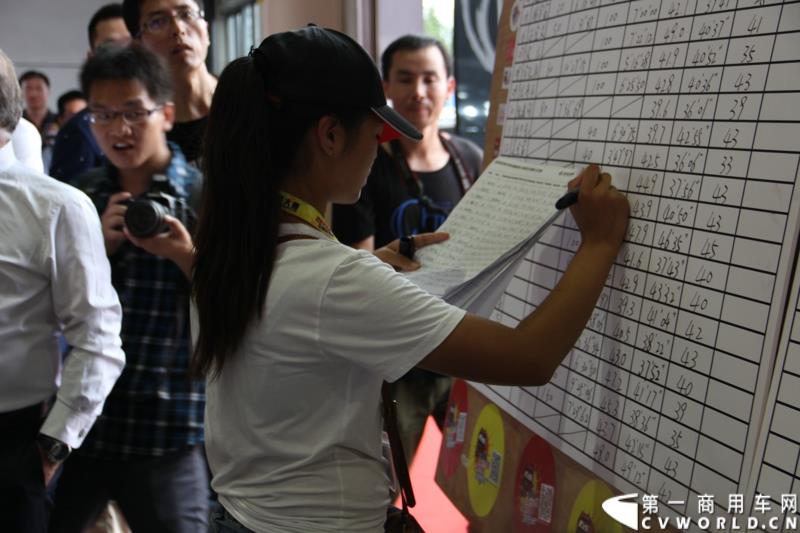  7月23日，“出彩天龙哥，中国好司机”东风天龙卡车驾驶员大赛总决赛在东风商用车有限公司总部湖北十堰举行，在全国各地比赛中进入总决赛的27名天龙哥将进行最后角逐。东风天龙卡车驾驶员大赛的举办，不仅为天龙哥们搭建了展示职业风采的平台，还为长期奔波的驾驶员们提供了一个与家人短暂相聚的机会。图为：工作人员在更新比赛成绩