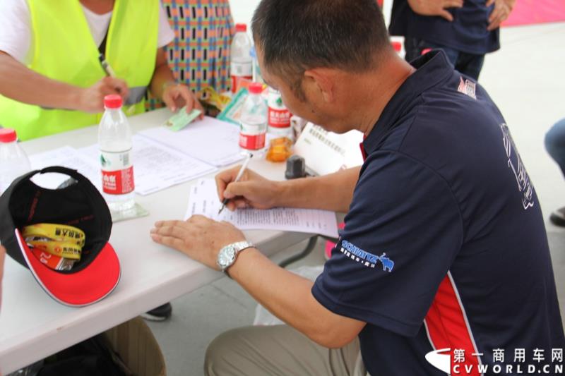  7月23日，“出彩天龙哥，中国好司机”东风天龙卡车驾驶员大赛总决赛在东风商用车有限公司总部湖北十堰举行，在全国各地比赛中进入总决赛的27名天龙哥将进行最后角逐。东风天龙卡车驾驶员大赛的举办，不仅为天龙哥们搭建了展示职业风采的平台，还为长期奔波的驾驶员们提供了一个与家人短暂相聚的机会。图为：工作人员在计算分数
