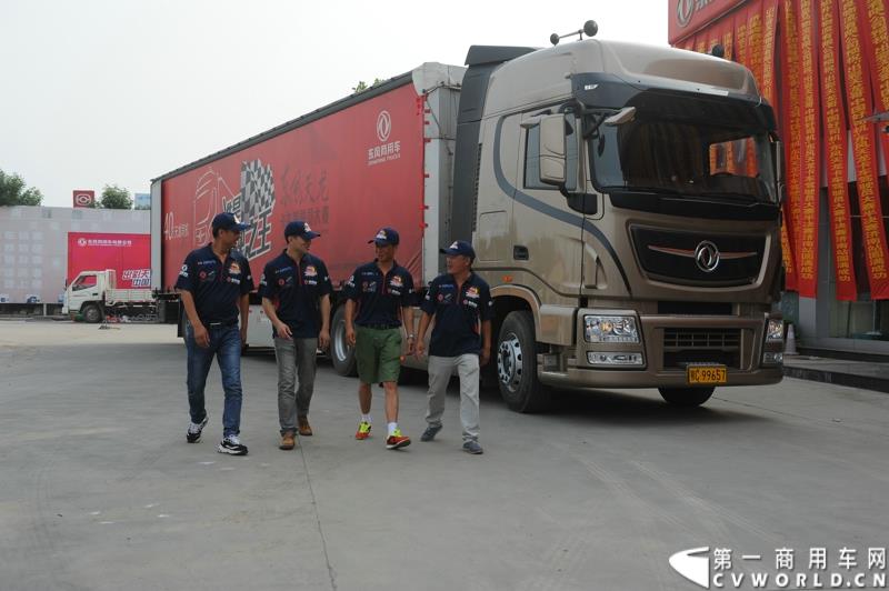  7月23日，“出彩天龙哥，中国好司机”东风天龙卡车驾驶员大赛总决赛在东风商用车有限公司总部湖北十堰举行，在全国各地比赛中进入总决赛的27名天龙哥将进行最后角逐。东风天龙卡车驾驶员大赛的举办，不仅为天龙哥们搭建了展示职业风采的平台，还为长期奔波的驾驶员们提供了一个与家人短暂相聚的机会。图为：天龙哥