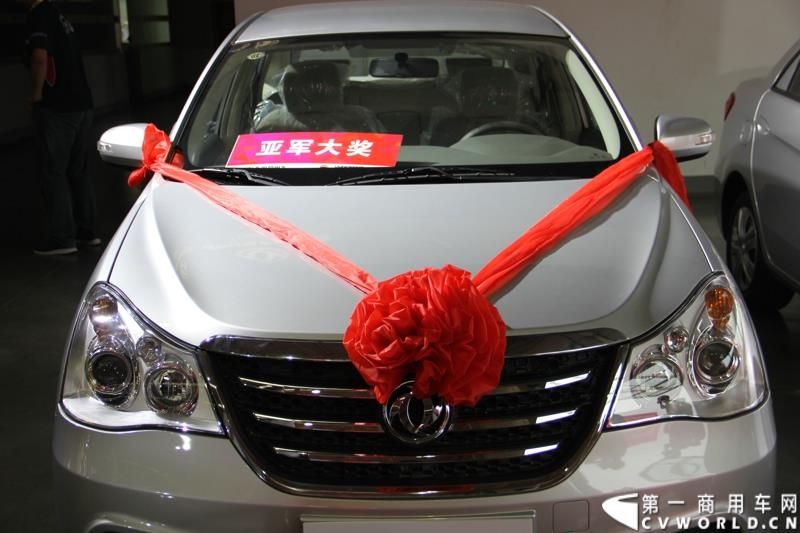  7月23日，“出彩天龙哥，中国好司机”东风天龙卡车驾驶员大赛总决赛在东风商用车有限公司总部湖北十堰举行，在全国各地比赛中进入总决赛的27名天龙哥将进行最后角逐。东风天龙卡车驾驶员大赛的举办，不仅为天龙哥们搭建了展示职业风采的平台，还为长期奔波的驾驶员们提供了一个与家人短暂相聚的机会。图为：亚军奖品