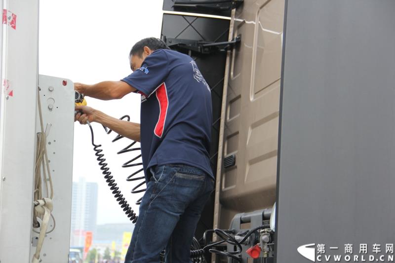  7月23日，“出彩天龙哥，中国好司机”东风天龙卡车驾驶员大赛总决赛在东风商用车有限公司总部湖北十堰举行，在全国各地比赛中进入总决赛的27名天龙哥将进行最后角逐。东风天龙卡车驾驶员大赛的举办，不仅为天龙哥们搭建了展示职业风采的平台，还为长期奔波的驾驶员们提供了一个与家人短暂相聚的机会。图为：选手在比赛中