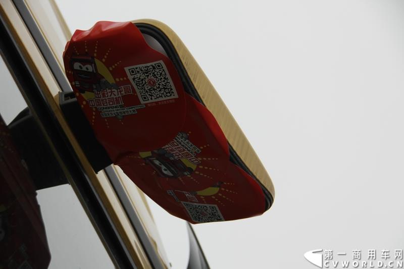  7月23日，“出彩天龙哥，中国好司机”东风天龙卡车驾驶员大赛总决赛在东风商用车有限公司总部湖北十堰举行，在全国各地比赛中进入总决赛的27名天龙哥将进行最后角逐。东风天龙卡车驾驶员大赛的举办，不仅为天龙哥们搭建了展示职业风采的平台，还为长期奔波的驾驶员们提供了一个与家人短暂相聚的机会。图为：经过处理后的比赛用车