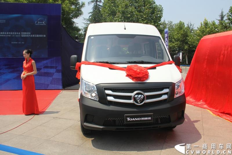 8月13日，福田轻型商用车事业本部2015年中商务会在山东潍坊隆重召开。此次年中会议既是对整合战略成果的一次展示，同时也是对未来发展的进一步展望。此次年中商务会期间，福田奥铃品牌发布了奥铃CTX欧ⅤI、奥铃CTX国V和奥铃CTX康明斯2.8升气刹新品；福田商务汽车品牌发布了图雅诺E商旅版（搭载福田4JB1五十铃动力）、风景G7商运版及蒙派克E APEC快运版新品，集科技实力与创新魅力于一体的新品军