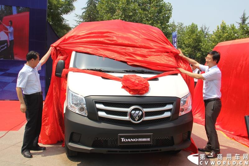 8月13日，福田轻型商用车事业本部2015年中商务会在山东潍坊隆重召开。此次年中会议既是对整合战略成果的一次展示，同时也是对未来发展的进一步展望。此次年中商务会期间，福田奥铃品牌发布了奥铃CTX欧ⅤI、奥铃CTX国V和奥铃CTX康明斯2.8升气刹新品；福田商务汽车品牌发布了图雅诺E商旅版（搭载福田4JB1五十铃动力）、风景G7商运版及蒙派克E APEC快运版新品，集科技实力与创新魅力于一体的新品军