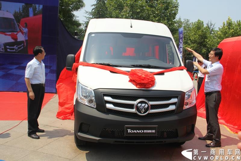 8月13日，福田轻型商用车事业本部2015年中商务会在山东潍坊隆重召开。此次年中会议既是对整合战略成果的一次展示，同时也是对未来发展的进一步展望。此次年中商务会期间，福田奥铃品牌发布了奥铃CTX欧ⅤI、奥铃CTX国V和奥铃CTX康明斯2.8升气刹新品；福田商务汽车品牌发布了图雅诺E商旅版（搭载福田4JB1五十铃动力）、风景G7商运版及蒙派克E APEC快运版新品，集科技实力与创新魅力于一体的新品军