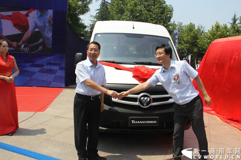 8月13日，福田轻型商用车事业本部2015年中商务会在山东潍坊隆重召开。此次年中会议既是对整合战略成果的一次展示，同时也是对未来发展的进一步展望。此次年中商务会期间，福田奥铃品牌发布了奥铃CTX欧ⅤI、奥铃CTX国V和奥铃CTX康明斯2.8升气刹新品；福田商务汽车品牌发布了图雅诺E商旅版（搭载福田4JB1五十铃动力）、风景G7商运版及蒙派克E APEC快运版新品，集科技实力与创新魅力于一体的新品军