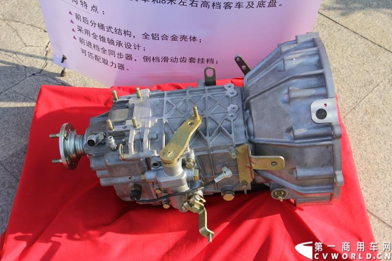 8月13日，福田轻型商用车事业本部2015年中商务会在山东潍坊隆重召开。此次年中会议既是对整合战略成果的一次展示，同时也是对未来发展的进一步展望。此次年中商务会期间，福田奥铃品牌发布了奥铃CTX欧ⅤI、奥铃CTX国V和奥铃CTX康明斯2.8升气刹新品；福田商务汽车品牌发布了图雅诺E商旅版（搭载福田4JB1五十铃动力）、风景G7商运版及蒙派克E APEC快运版新品，集科技实力与创新魅力于一体的新品军