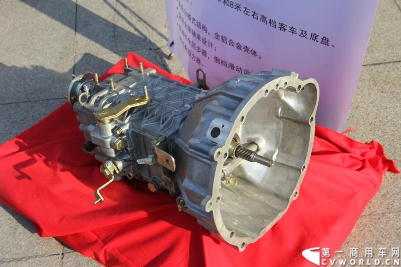 8月13日，福田轻型商用车事业本部2015年中商务会在山东潍坊隆重召开。此次年中会议既是对整合战略成果的一次展示，同时也是对未来发展的进一步展望。此次年中商务会期间，福田奥铃品牌发布了奥铃CTX欧ⅤI、奥铃CTX国V和奥铃CTX康明斯2.8升气刹新品；福田商务汽车品牌发布了图雅诺E商旅版（搭载福田4JB1五十铃动力）、风景G7商运版及蒙派克E APEC快运版新品，集科技实力与创新魅力于一体的新品军