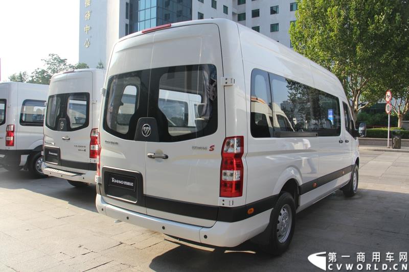 8月13日，福田轻型商用车事业本部2015年中商务会在山东潍坊隆重召开。此次年中会议既是对整合战略成果的一次展示，同时也是对未来发展的进一步展望。此次年中商务会期间，福田奥铃品牌发布了奥铃CTX欧ⅤI、奥铃CTX国V和奥铃CTX康明斯2.8升气刹新品；福田商务汽车品牌发布了图雅诺E商旅版（搭载福田4JB1五十铃动力）、风景G7商运版及蒙派克E APEC快运版新品，集科技实力与创新魅力于一体的新品军