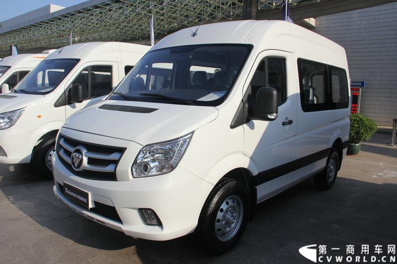 8月13日，福田轻型商用车事业本部2015年中商务会在山东潍坊隆重召开。此次年中会议既是对整合战略成果的一次展示，同时也是对未来发展的进一步展望。此次年中商务会期间，福田奥铃品牌发布了奥铃CTX欧ⅤI、奥铃CTX国V和奥铃CTX康明斯2.8升气刹新品；福田商务汽车品牌发布了图雅诺E商旅版（搭载福田4JB1五十铃动力）、风景G7商运版及蒙派克E APEC快运版新品，集科技实力与创新魅力于一体的新品军