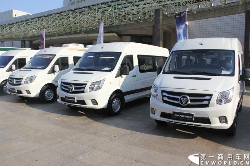 8月13日，福田轻型商用车事业本部2015年中商务会在山东潍坊隆重召开。此次年中会议既是对整合战略成果的一次展示，同时也是对未来发展的进一步展望。此次年中商务会期间，福田奥铃品牌发布了奥铃CTX欧ⅤI、奥铃CTX国V和奥铃CTX康明斯2.8升气刹新品；福田商务汽车品牌发布了图雅诺E商旅版（搭载福田4JB1五十铃动力）、风景G7商运版及蒙派克E APEC快运版新品，集科技实力与创新魅力于一体的新品军