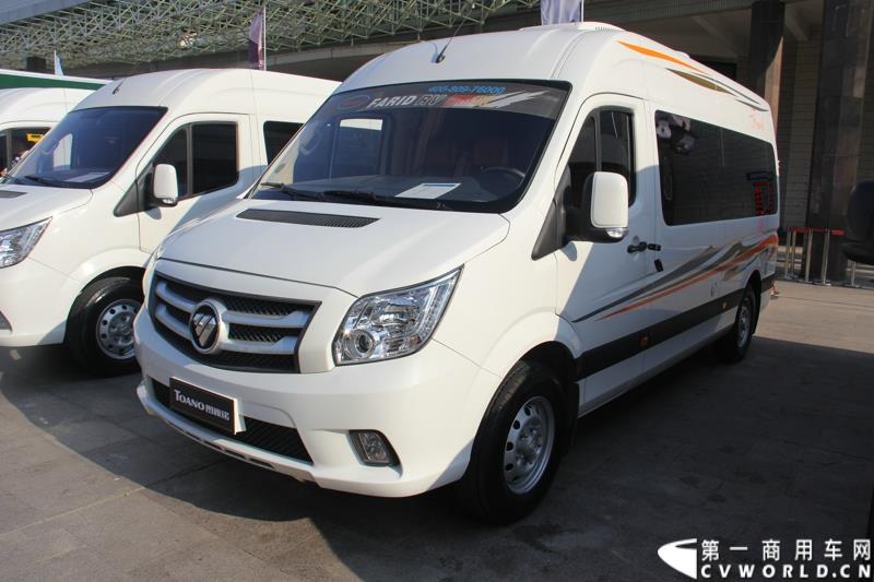 8月13日，福田轻型商用车事业本部2015年中商务会在山东潍坊隆重召开。此次年中会议既是对整合战略成果的一次展示，同时也是对未来发展的进一步展望。此次年中商务会期间，福田奥铃品牌发布了奥铃CTX欧ⅤI、奥铃CTX国V和奥铃CTX康明斯2.8升气刹新品；福田商务汽车品牌发布了图雅诺E商旅版（搭载福田4JB1五十铃动力）、风景G7商运版及蒙派克E APEC快运版新品，集科技实力与创新魅力于一体的新品军