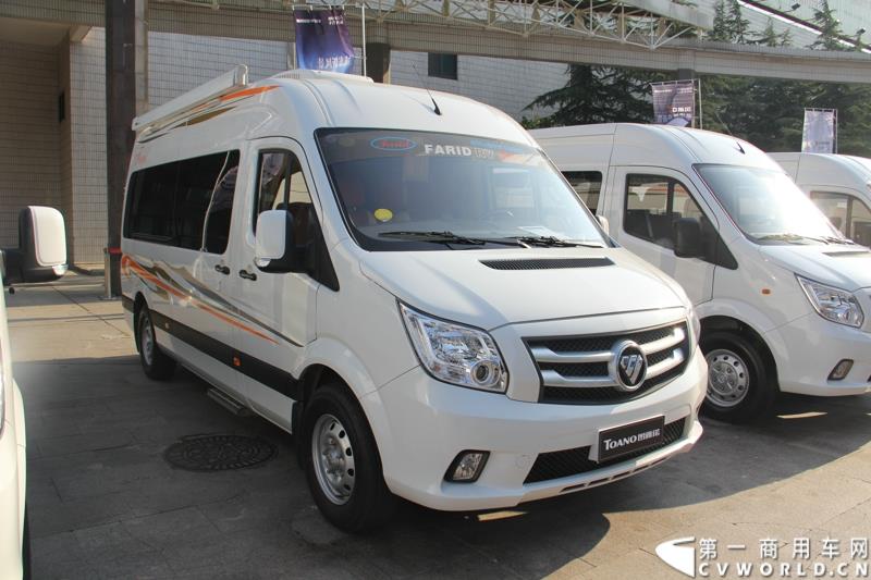 8月13日，福田轻型商用车事业本部2015年中商务会在山东潍坊隆重召开。此次年中会议既是对整合战略成果的一次展示，同时也是对未来发展的进一步展望。此次年中商务会期间，福田奥铃品牌发布了奥铃CTX欧ⅤI、奥铃CTX国V和奥铃CTX康明斯2.8升气刹新品；福田商务汽车品牌发布了图雅诺E商旅版（搭载福田4JB1五十铃动力）、风景G7商运版及蒙派克E APEC快运版新品，集科技实力与创新魅力于一体的新品军