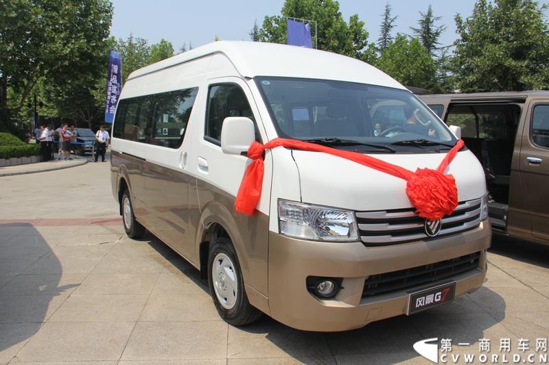 8月13日，福田轻型商用车事业本部2015年中商务会在山东潍坊隆重召开。此次年中会议既是对整合战略成果的一次展示，同时也是对未来发展的进一步展望。此次年中商务会期间，福田奥铃品牌发布了奥铃CTX欧ⅤI、奥铃CTX国V和奥铃CTX康明斯2.8升气刹新品；福田商务汽车品牌发布了图雅诺E商旅版（搭载福田4JB1五十铃动力）、风景G7商运版及蒙派克E APEC快运版新品，集科技实力与创新魅力于一体的新品军