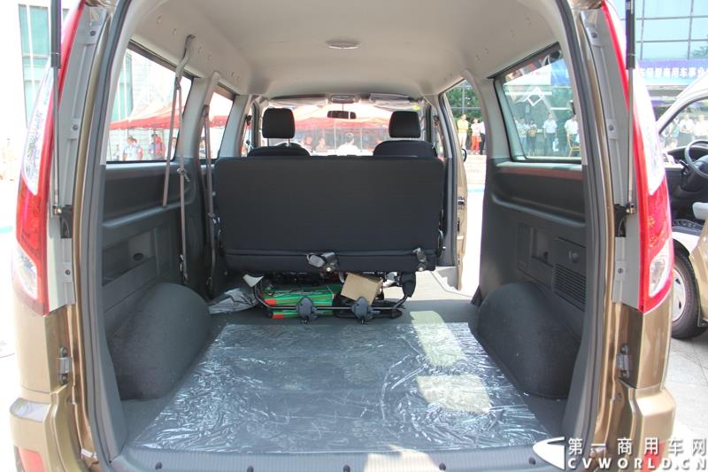 8月13日，福田轻型商用车事业本部2015年中商务会在山东潍坊隆重召开。此次年中会议既是对整合战略成果的一次展示，同时也是对未来发展的进一步展望。此次年中商务会期间，福田奥铃品牌发布了奥铃CTX欧ⅤI、奥铃CTX国V和奥铃CTX康明斯2.8升气刹新品；福田商务汽车品牌发布了图雅诺E商旅版（搭载福田4JB1五十铃动力）、风景G7商运版及蒙派克E APEC快运版新品，集科技实力与创新魅力于一体的新品军