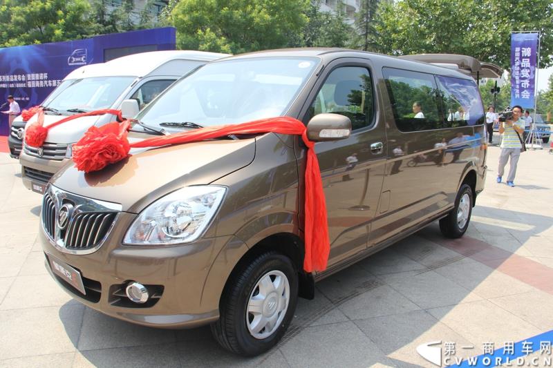 8月13日，福田轻型商用车事业本部2015年中商务会在山东潍坊隆重召开。此次年中会议既是对整合战略成果的一次展示，同时也是对未来发展的进一步展望。此次年中商务会期间，福田奥铃品牌发布了奥铃CTX欧ⅤI、奥铃CTX国V和奥铃CTX康明斯2.8升气刹新品；福田商务汽车品牌发布了图雅诺E商旅版（搭载福田4JB1五十铃动力）、风景G7商运版及蒙派克E APEC快运版新品，集科技实力与创新魅力于一体的新品军