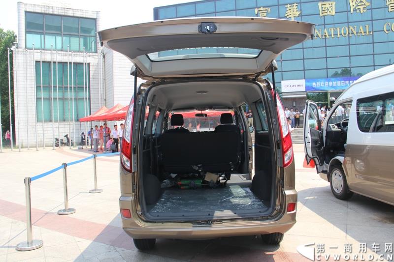 8月13日，福田轻型商用车事业本部2015年中商务会在山东潍坊隆重召开。此次年中会议既是对整合战略成果的一次展示，同时也是对未来发展的进一步展望。此次年中商务会期间，福田奥铃品牌发布了奥铃CTX欧ⅤI、奥铃CTX国V和奥铃CTX康明斯2.8升气刹新品；福田商务汽车品牌发布了图雅诺E商旅版（搭载福田4JB1五十铃动力）、风景G7商运版及蒙派克E APEC快运版新品，集科技实力与创新魅力于一体的新品军