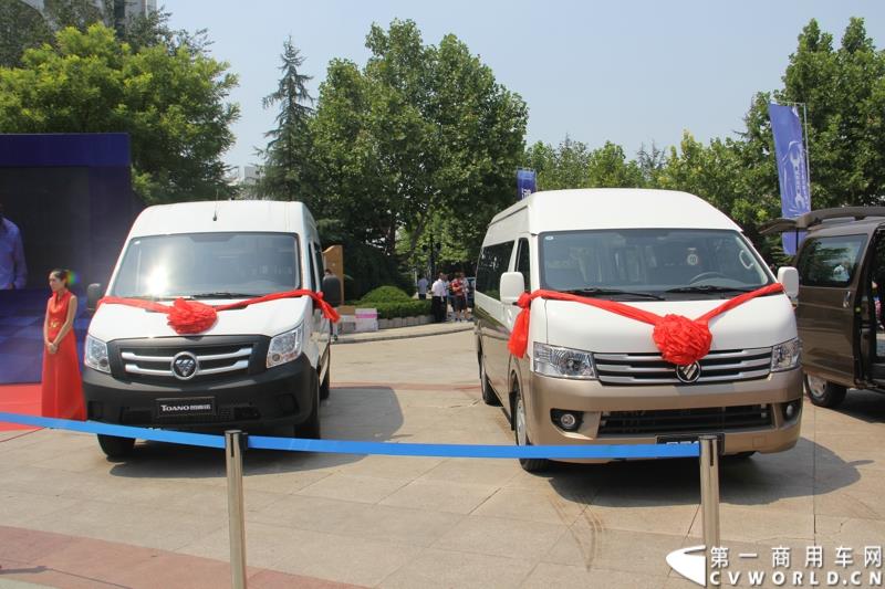 8月13日，福田轻型商用车事业本部2015年中商务会在山东潍坊隆重召开。此次年中会议既是对整合战略成果的一次展示，同时也是对未来发展的进一步展望。此次年中商务会期间，福田奥铃品牌发布了奥铃CTX欧ⅤI、奥铃CTX国V和奥铃CTX康明斯2.8升气刹新品；福田商务汽车品牌发布了图雅诺E商旅版（搭载福田4JB1五十铃动力）、风景G7商运版及蒙派克E APEC快运版新品，集科技实力与创新魅力于一体的新品军