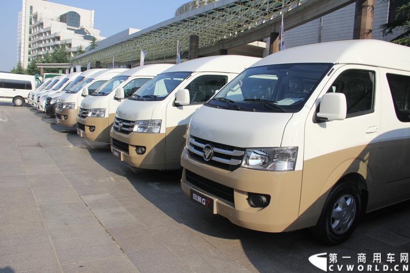 8月13日，福田轻型商用车事业本部2015年中商务会在山东潍坊隆重召开。此次年中会议既是对整合战略成果的一次展示，同时也是对未来发展的进一步展望。此次年中商务会期间，福田奥铃品牌发布了奥铃CTX欧ⅤI、奥铃CTX国V和奥铃CTX康明斯2.8升气刹新品；福田商务汽车品牌发布了图雅诺E商旅版（搭载福田4JB1五十铃动力）、风景G7商运版及蒙派克E APEC快运版新品，集科技实力与创新魅力于一体的新品军