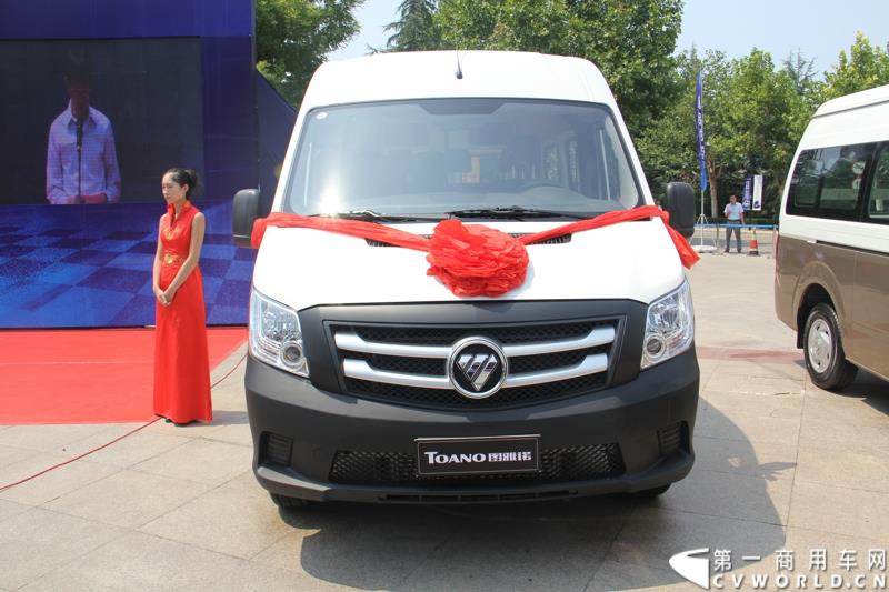 8月13日，福田轻型商用车事业本部2015年中商务会在山东潍坊隆重召开。此次年中会议既是对整合战略成果的一次展示，同时也是对未来发展的进一步展望。此次年中商务会期间，福田奥铃品牌发布了奥铃CTX欧ⅤI、奥铃CTX国V和奥铃CTX康明斯2.8升气刹新品；福田商务汽车品牌发布了图雅诺E商旅版（搭载福田4JB1五十铃动力）、风景G7商运版及蒙派克E APEC快运版新品，集科技实力与创新魅力于一体的新品军