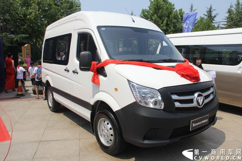 8月13日，福田轻型商用车事业本部2015年中商务会在山东潍坊隆重召开。此次年中会议既是对整合战略成果的一次展示，同时也是对未来发展的进一步展望。此次年中商务会期间，福田奥铃品牌发布了奥铃CTX欧ⅤI、奥铃CTX国V和奥铃CTX康明斯2.8升气刹新品；福田商务汽车品牌发布了图雅诺E商旅版（搭载福田4JB1五十铃动力）、风景G7商运版及蒙派克E APEC快运版新品，集科技实力与创新魅力于一体的新品军