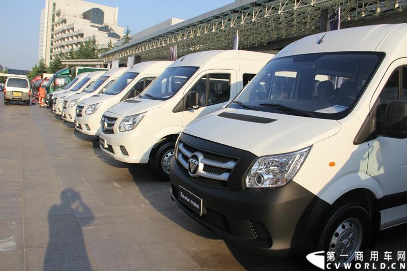 8月13日，福田轻型商用车事业本部2015年中商务会在山东潍坊隆重召开。此次年中会议既是对整合战略成果的一次展示，同时也是对未来发展的进一步展望。此次年中商务会期间，福田奥铃品牌发布了奥铃CTX欧ⅤI、奥铃CTX国V和奥铃CTX康明斯2.8升气刹新品；福田商务汽车品牌发布了图雅诺E商旅版（搭载福田4JB1五十铃动力）、风景G7商运版及蒙派克E APEC快运版新品，集科技实力与创新魅力于一体的新品军