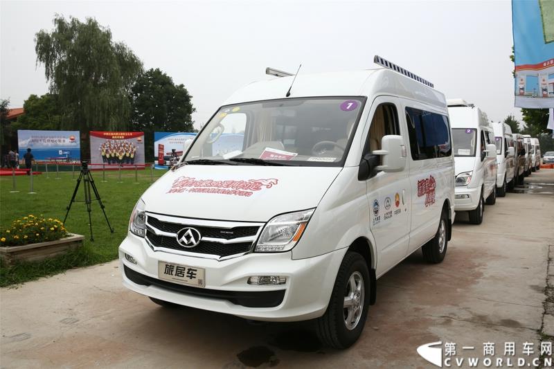 7月24日，上汽大通携手中国石油举办的第四季“新旅行 心享受”房车自驾游活动，在北京正式发车。此次活动是上汽大通首度与中石油携手共同举办。图为：等待发车的大通房车车队