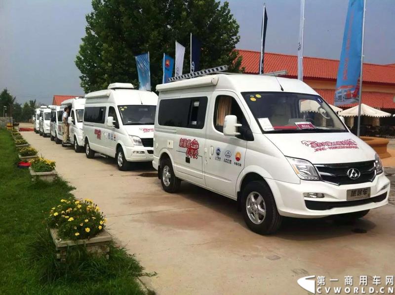 7月24日，上汽大通携手中国石油举办的第四季“新旅行 心享受”房车自驾游活动，在北京正式发车。此次活动是上汽大通首度与中石油携手共同举办。图为：等待发车的大通房车车队