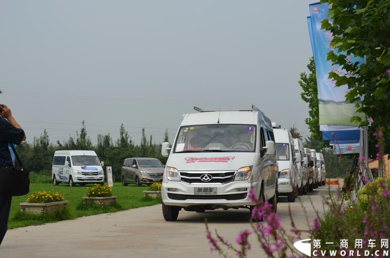 7月24日，上汽大通携手中国石油举办的第四季“新旅行 心享受”房车自驾游活动，在北京正式发车。此次活动是上汽大通首度与中石油携手共同举办。图为：等待发车的大通房车车队