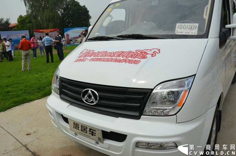 7月24日，上汽大通携手中国石油举办的第四季“新旅行 心享受”房车自驾游活动，在北京正式发车。此次活动是上汽大通首度与中石油携手共同举办。图为：等待发车的大通房车车队
