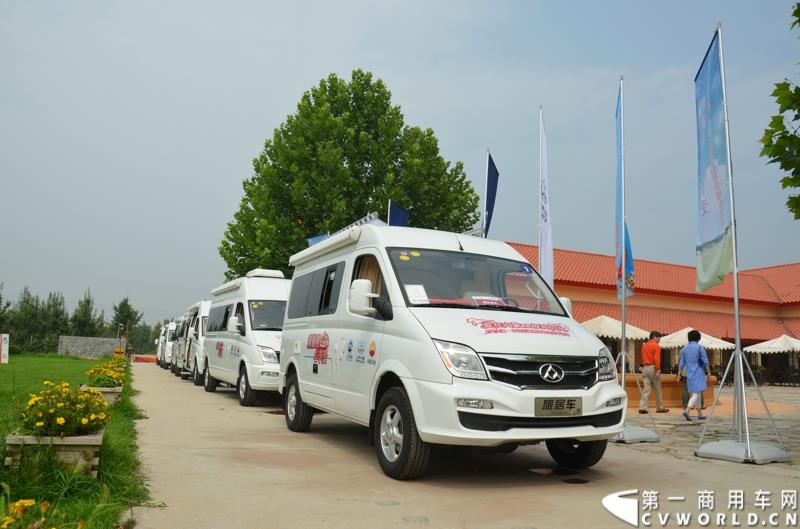 7月24日，上汽大通携手中国石油举办的第四季“新旅行 心享受”房车自驾游活动，在北京正式发车。此次活动是上汽大通首度与中石油携手共同举办。图为：等待发车的大通房车车队