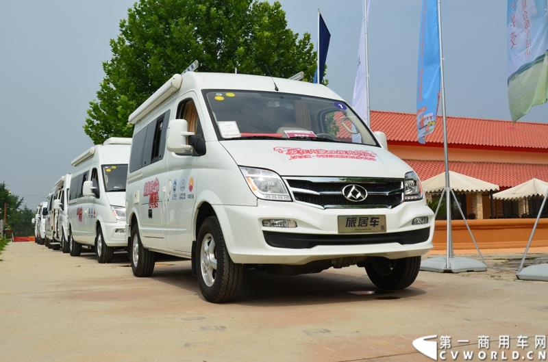 7月24日，上汽大通携手中国石油举办的第四季“新旅行 心享受”房车自驾游活动，在北京正式发车。此次活动是上汽大通首度与中石油携手共同举办。图为：等待发车的大通房车车队