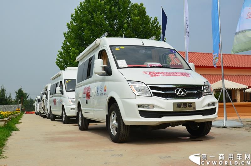 7月24日，上汽大通携手中国石油举办的第四季“新旅行 心享受”房车自驾游活动，在北京正式发车。此次活动是上汽大通首度与中石油携手共同举办。图为：等待发车的大通房车车队